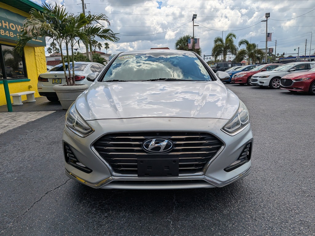 Hyundai Sonata Vehicle Full-screen Gallery Image 05