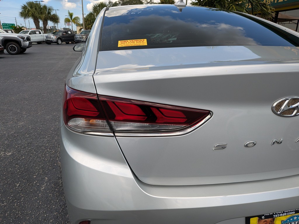Hyundai Sonata Vehicle Full-screen Gallery Image 07