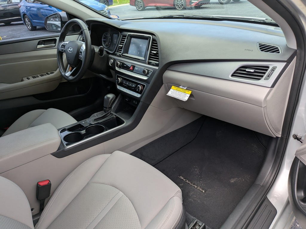 Hyundai Sonata Vehicle Full-screen Gallery Image 09