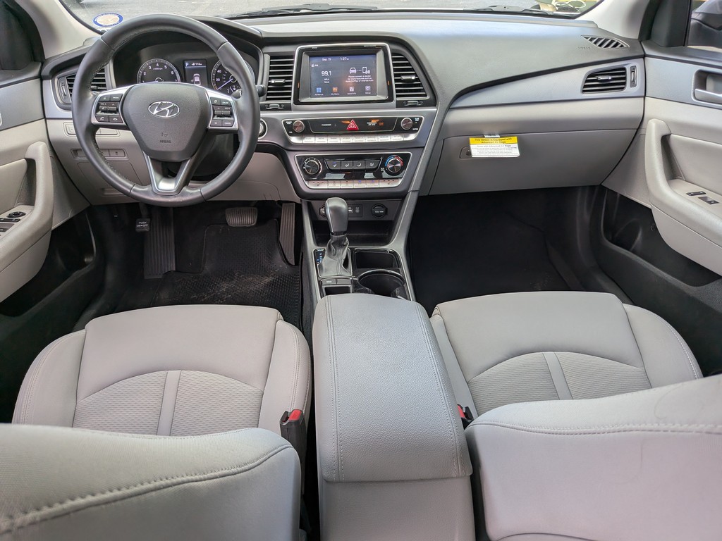 Hyundai Sonata Vehicle Full-screen Gallery Image 10