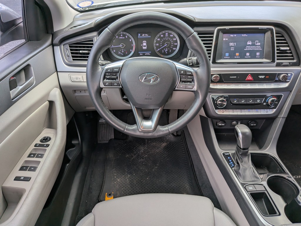 Hyundai Sonata Vehicle Full-screen Gallery Image 11