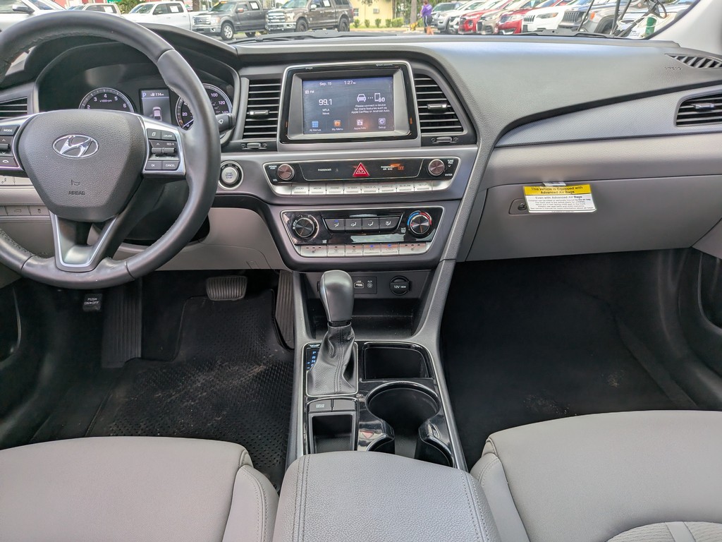 Hyundai Sonata Vehicle Full-screen Gallery Image 12