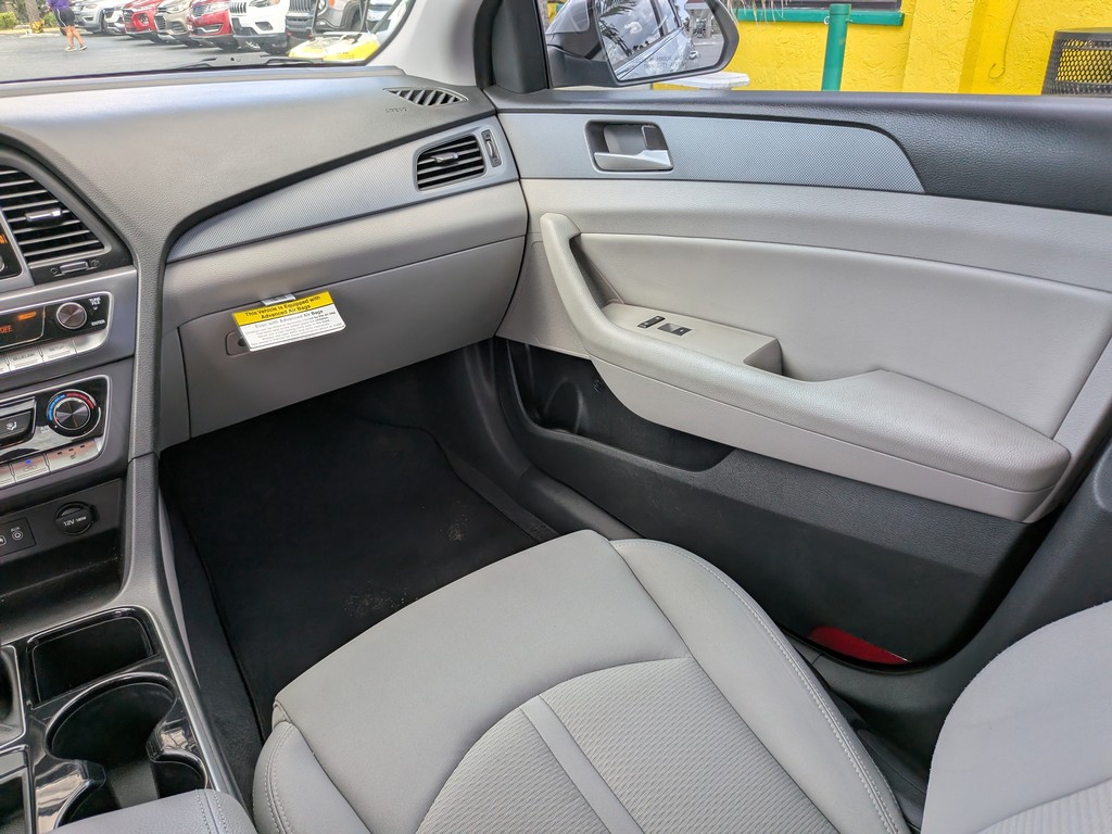Hyundai Sonata Vehicle Full-screen Gallery Image 13