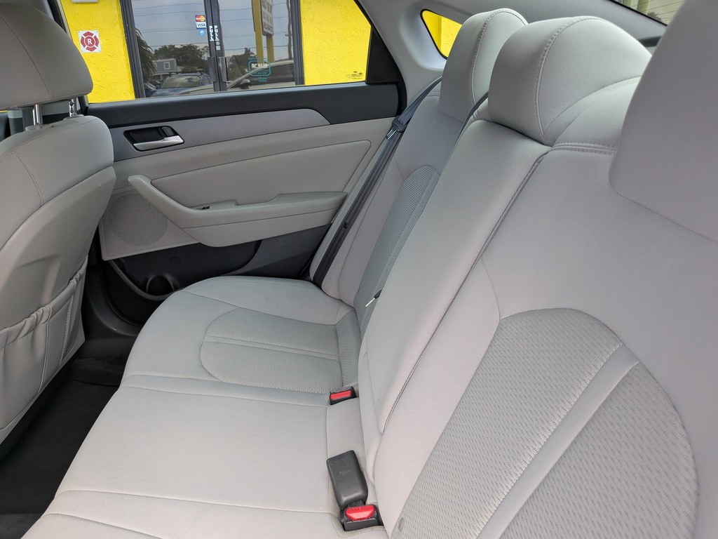 Hyundai Sonata Vehicle Full-screen Gallery Image 14