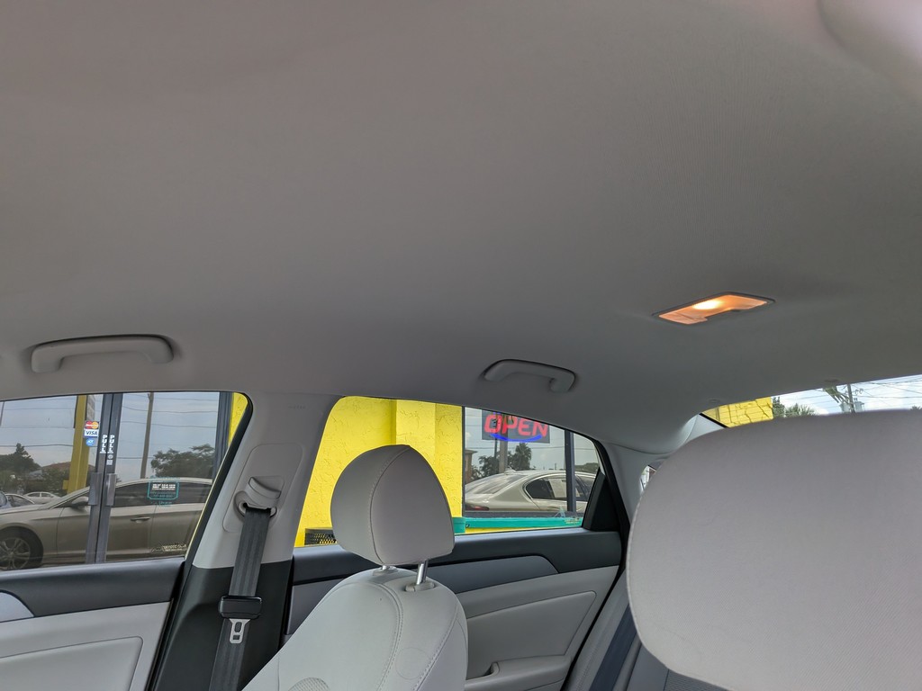 Hyundai Sonata Vehicle Full-screen Gallery Image 17
