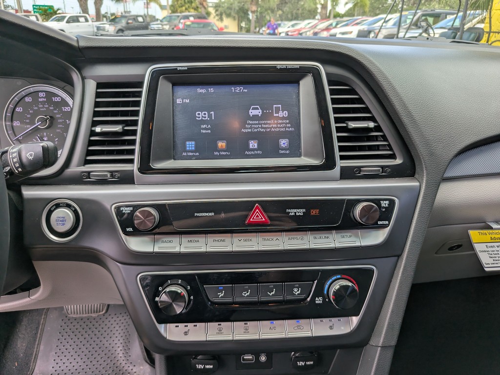 Hyundai Sonata Vehicle Full-screen Gallery Image 18