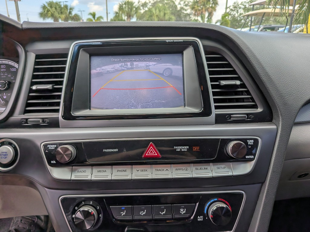 Hyundai Sonata Vehicle Full-screen Gallery Image 19