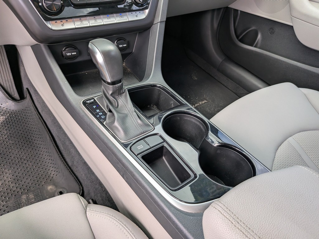 Hyundai Sonata Vehicle Full-screen Gallery Image 21