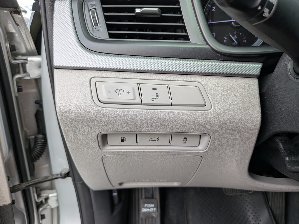 Hyundai Sonata Vehicle Full-screen Gallery Image 22