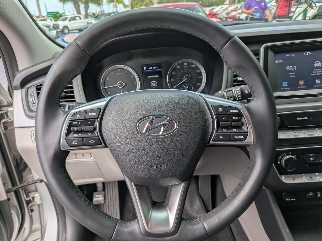 Hyundai Sonata Vehicle Full-screen Gallery Image 23