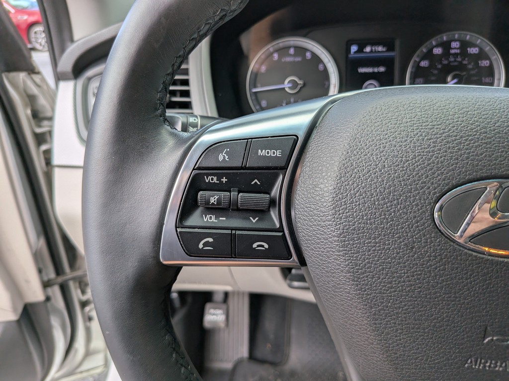 Hyundai Sonata Vehicle Full-screen Gallery Image 24