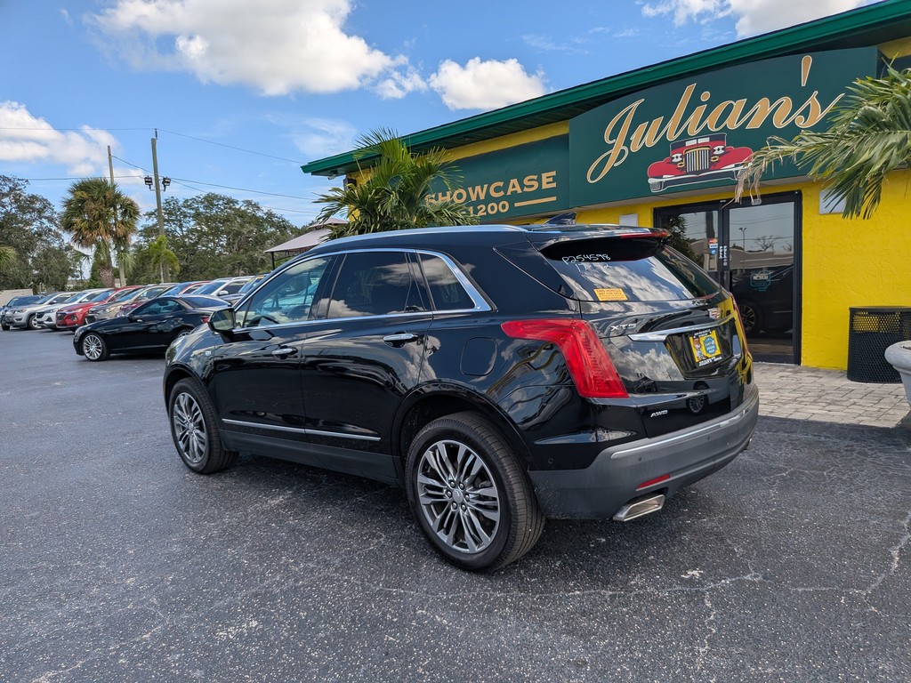 Cadillac XT5 Vehicle Full-screen Gallery Image 03