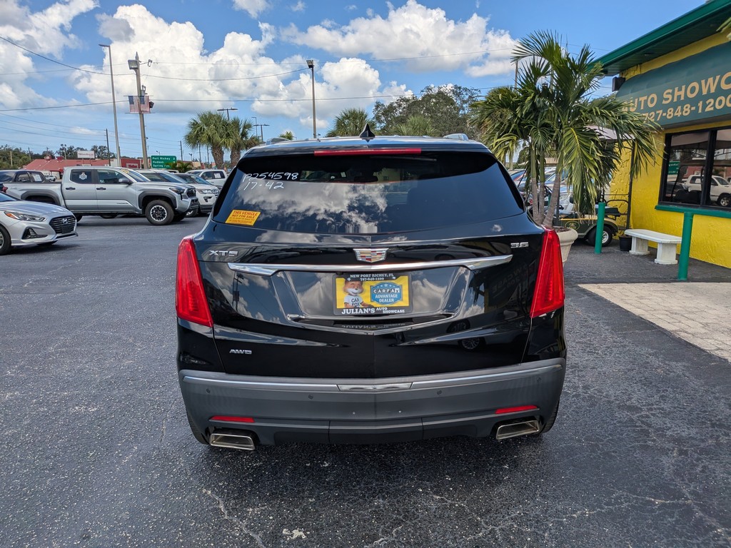 Cadillac XT5 Vehicle Full-screen Gallery Image 04