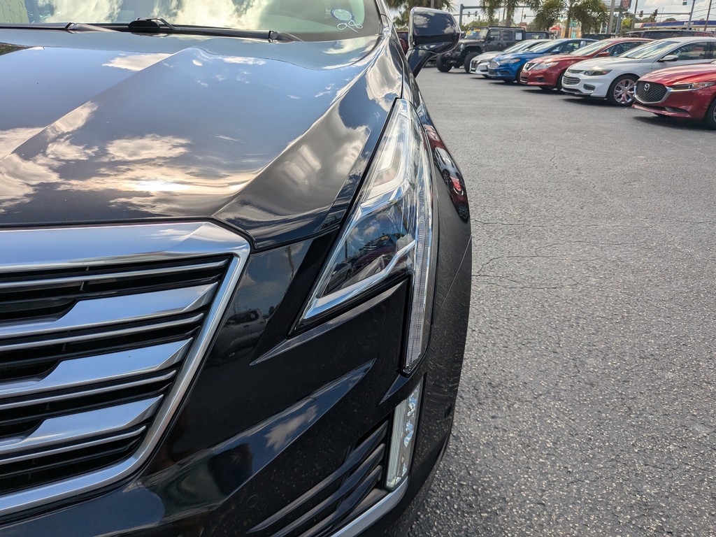 Cadillac XT5 Vehicle Full-screen Gallery Image 06