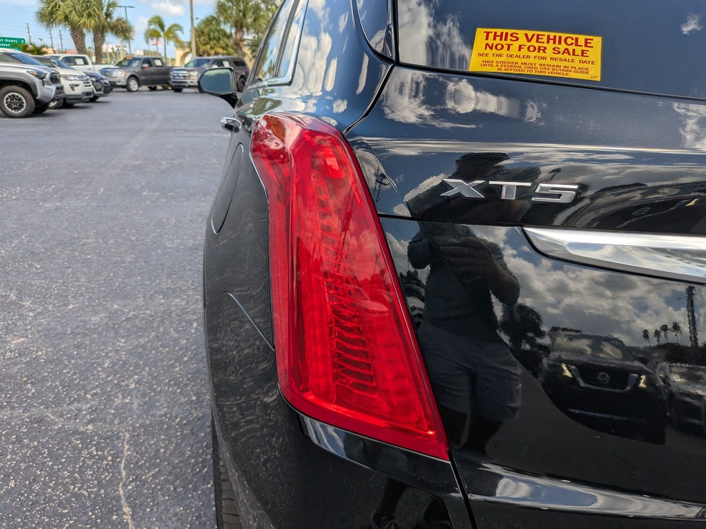 Cadillac XT5 Vehicle Full-screen Gallery Image 07