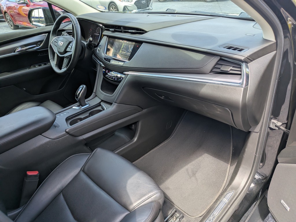 Cadillac XT5 Vehicle Full-screen Gallery Image 10