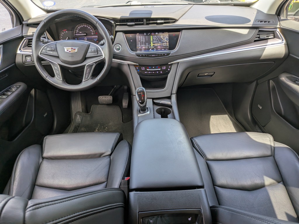 Cadillac XT5 Vehicle Full-screen Gallery Image 11