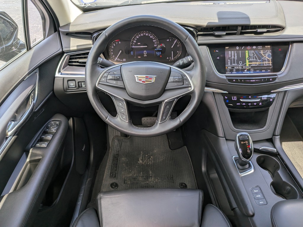 Cadillac XT5 Vehicle Full-screen Gallery Image 12