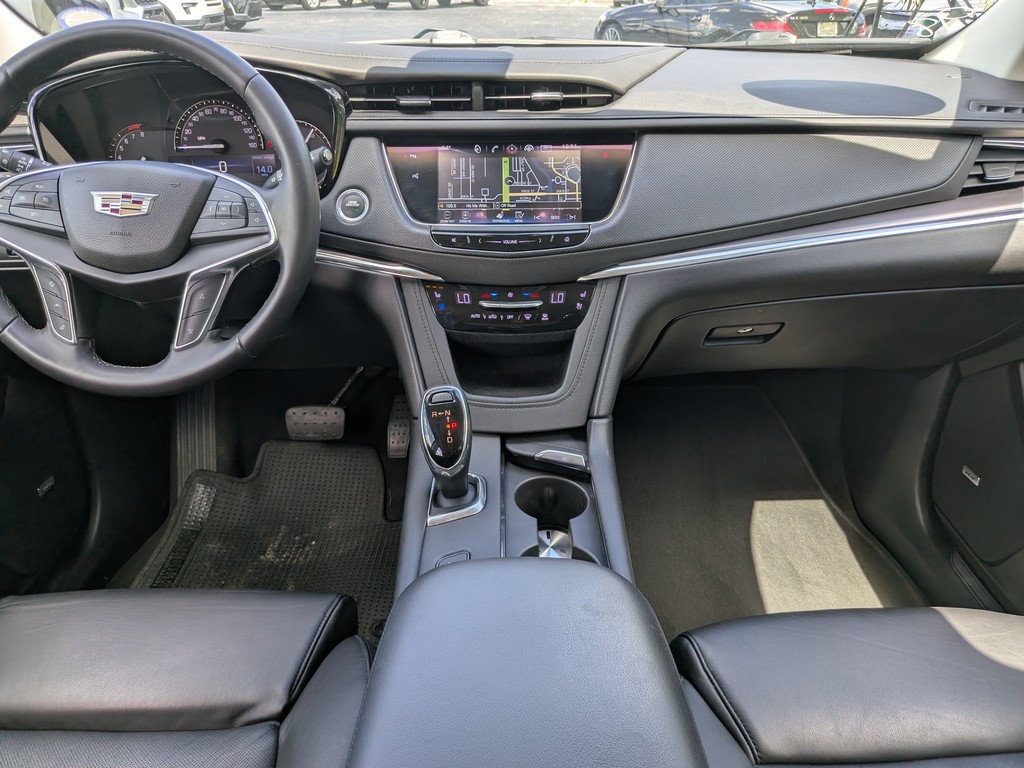 Cadillac XT5 Vehicle Full-screen Gallery Image 13