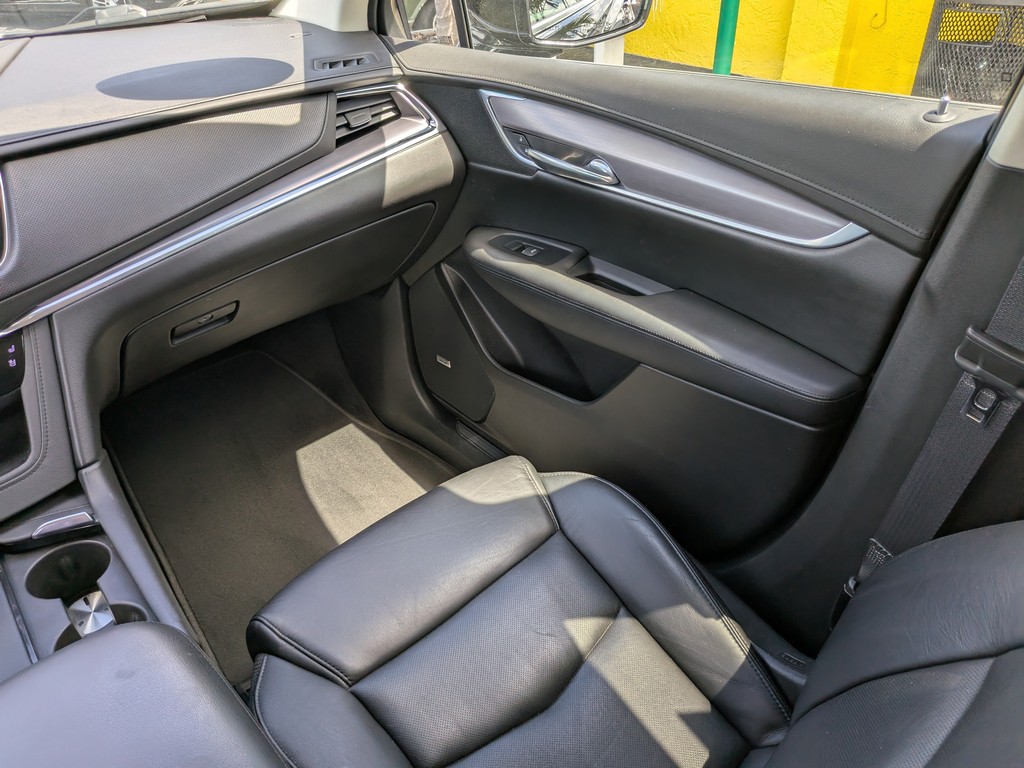 Cadillac XT5 Vehicle Full-screen Gallery Image 14