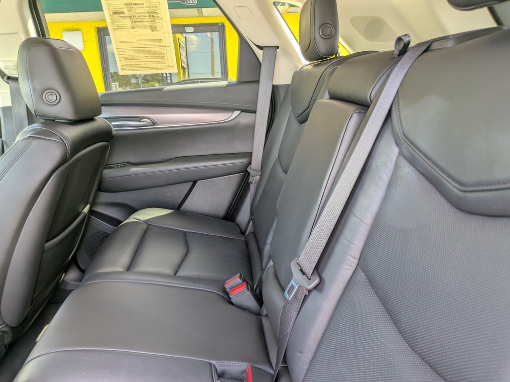 Cadillac XT5 Vehicle Full-screen Gallery Image 15