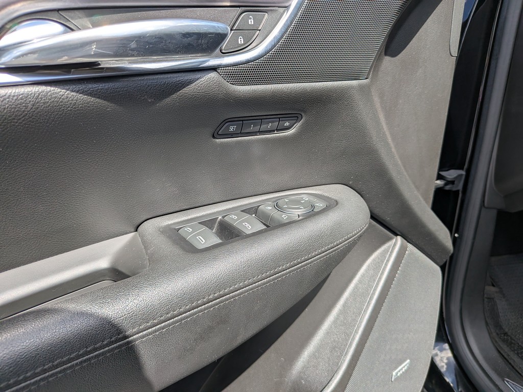 Cadillac XT5 Vehicle Full-screen Gallery Image 16