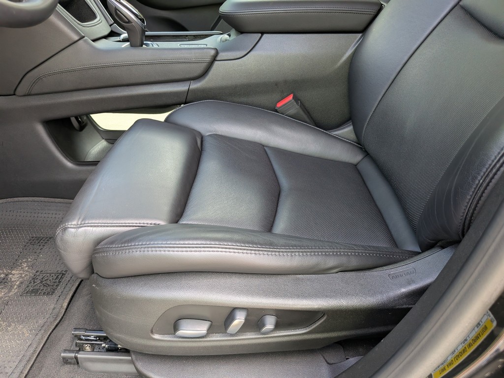 Cadillac XT5 Vehicle Full-screen Gallery Image 18