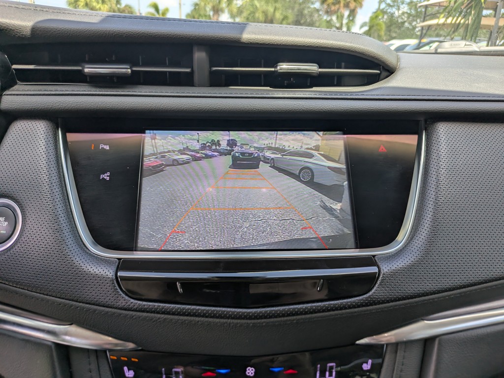 Cadillac XT5 Vehicle Full-screen Gallery Image 21