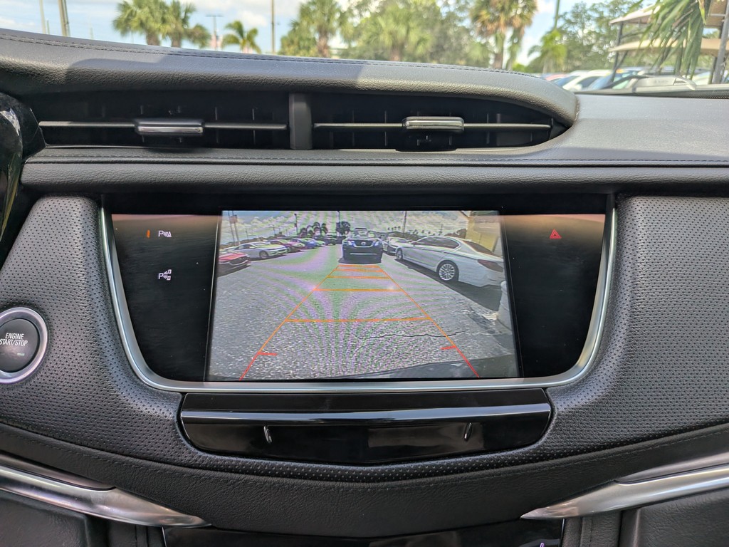 Cadillac XT5 Vehicle Full-screen Gallery Image 22