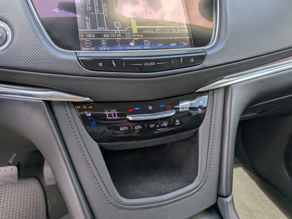 Cadillac XT5 Vehicle Full-screen Gallery Image 23