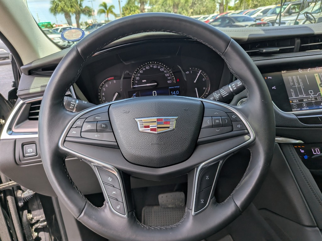 Cadillac XT5 Vehicle Full-screen Gallery Image 27
