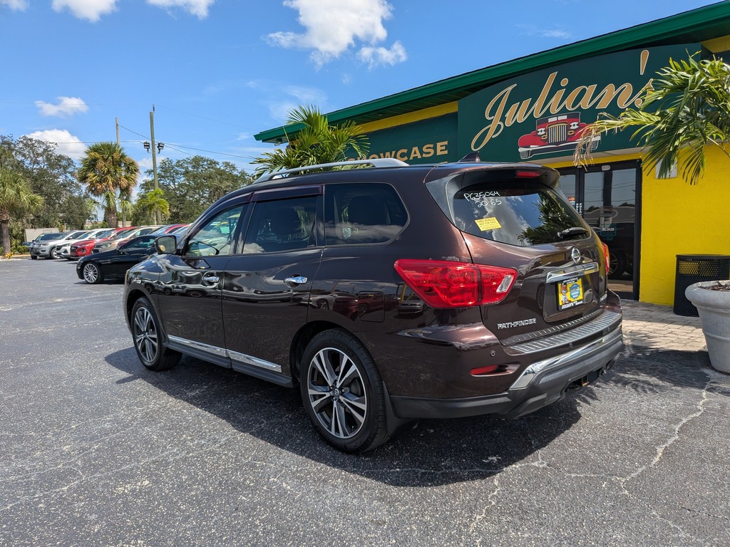 Nissan Pathfinder Vehicle Full-screen Gallery Image 03