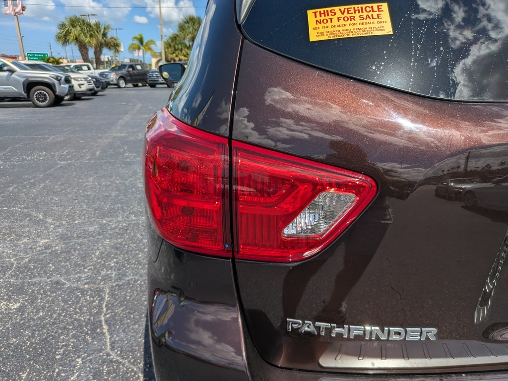 Nissan Pathfinder Vehicle Full-screen Gallery Image 07