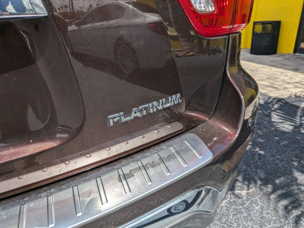 Nissan Pathfinder Vehicle Full-screen Gallery Image 08