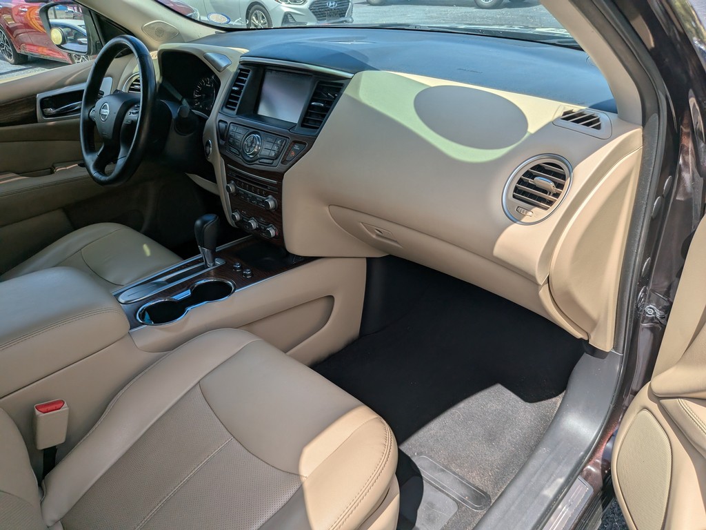 Nissan Pathfinder Vehicle Full-screen Gallery Image 12