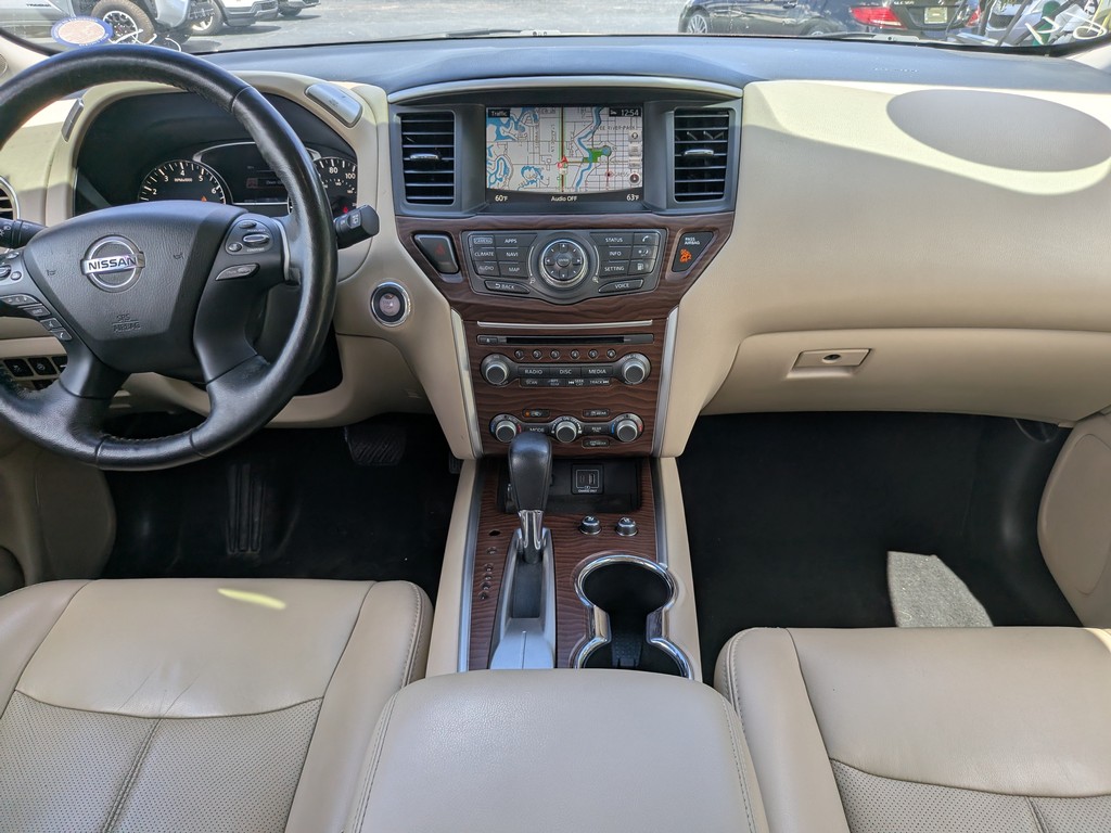Nissan Pathfinder Vehicle Full-screen Gallery Image 15