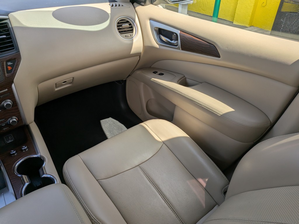 Nissan Pathfinder Vehicle Full-screen Gallery Image 16