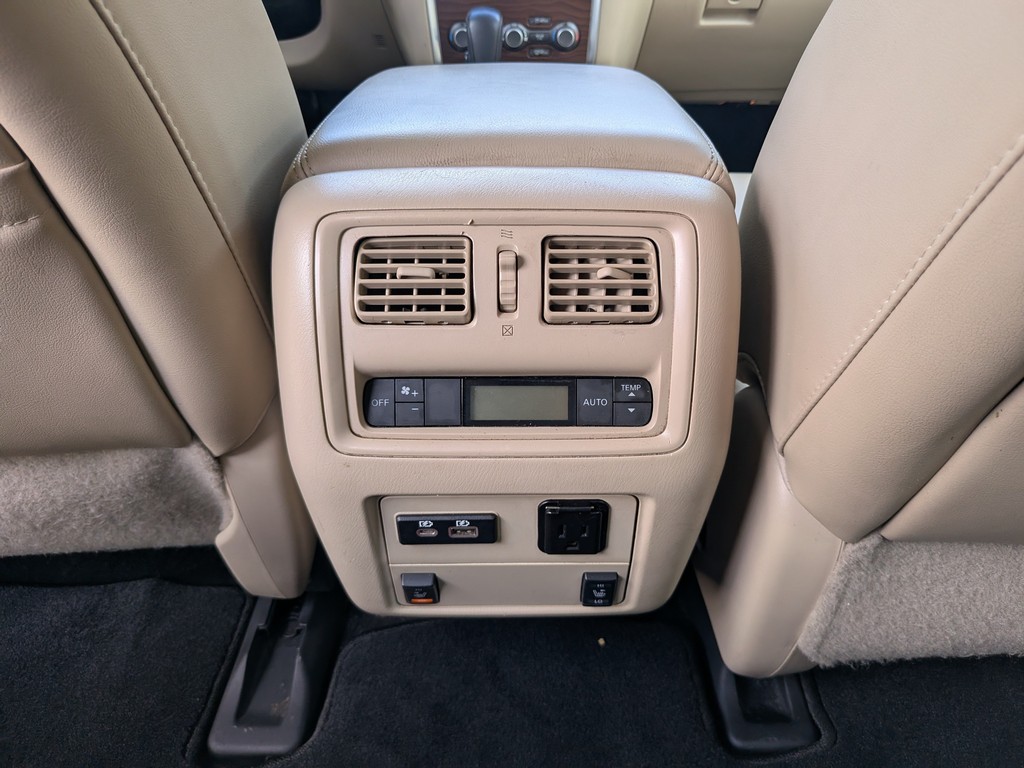 Nissan Pathfinder Vehicle Full-screen Gallery Image 17