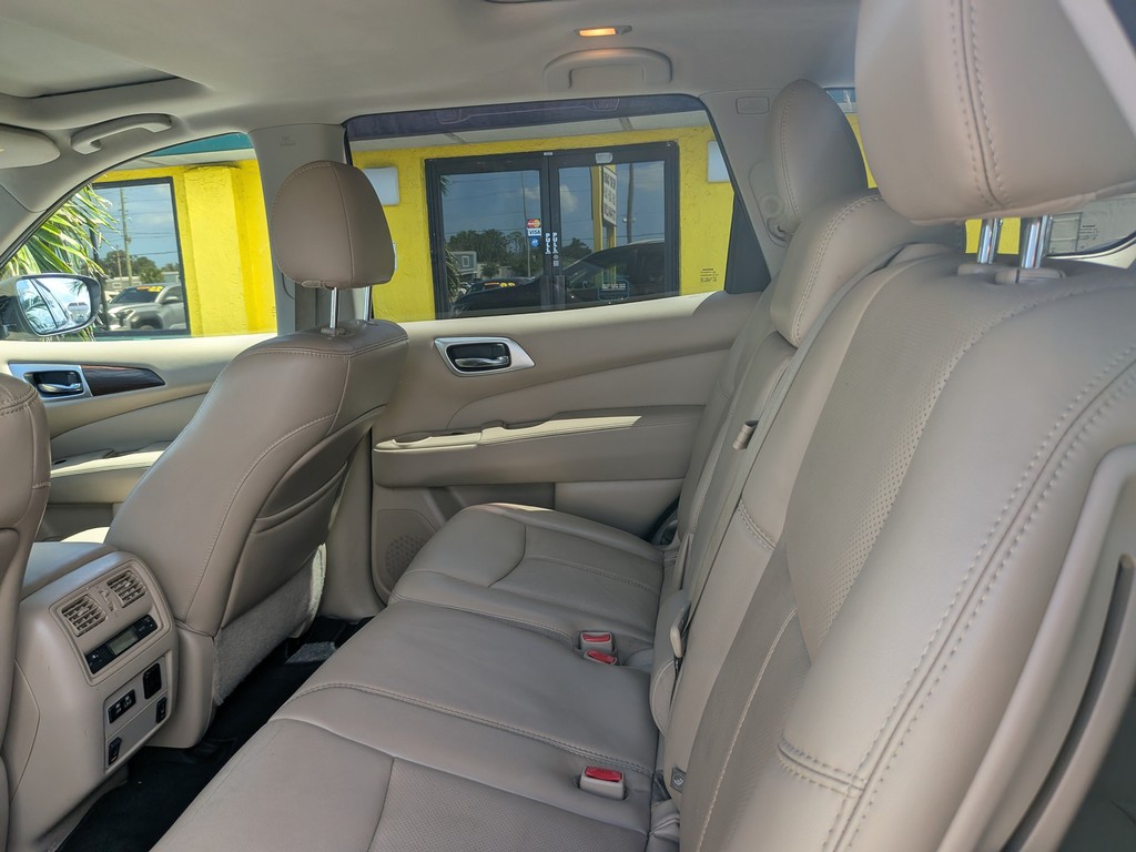 Nissan Pathfinder Vehicle Full-screen Gallery Image 18