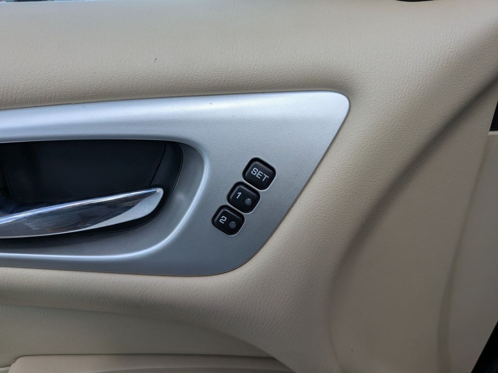 Nissan Pathfinder Vehicle Full-screen Gallery Image 21