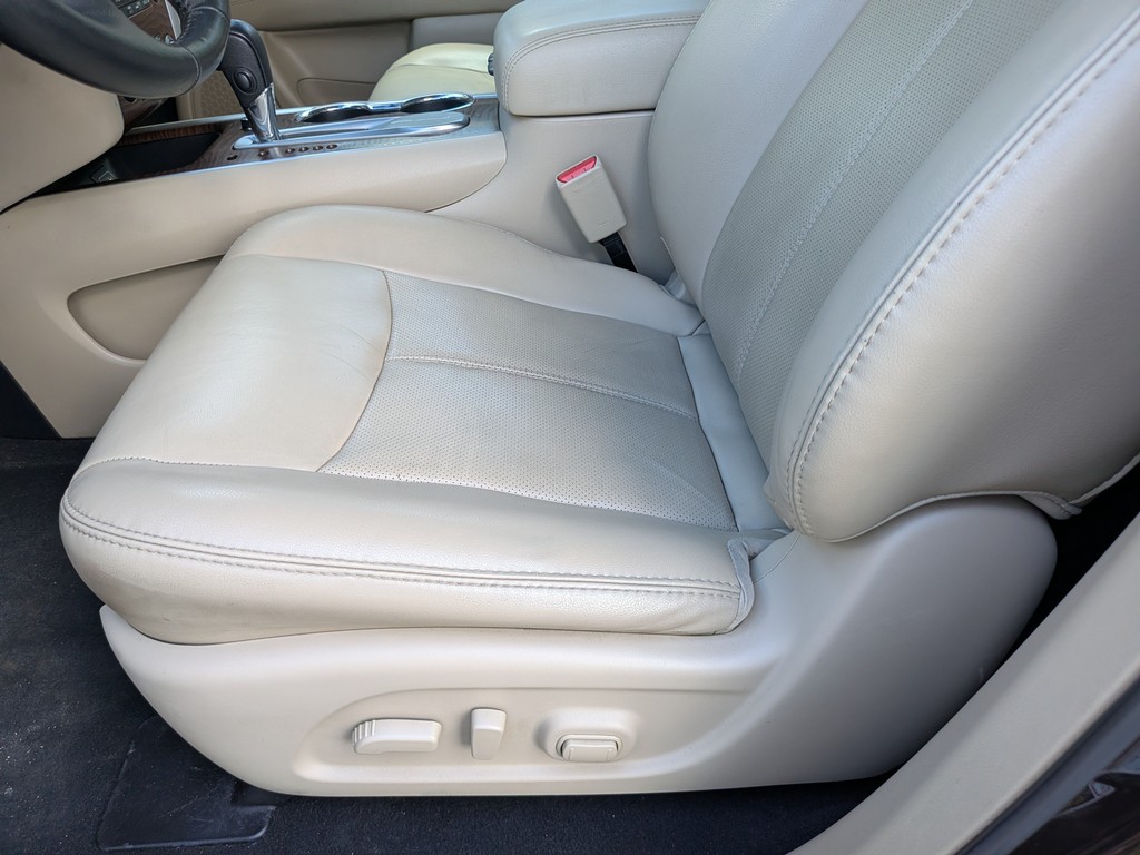 Nissan Pathfinder Vehicle Full-screen Gallery Image 22