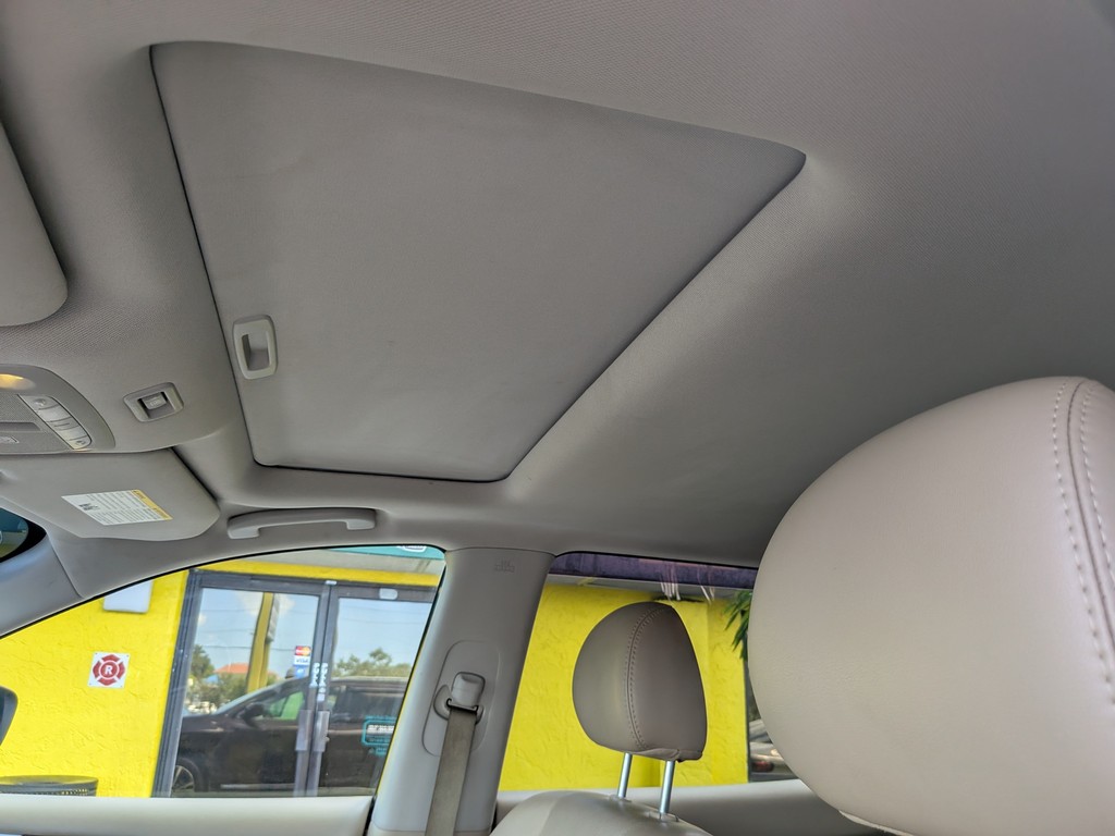Nissan Pathfinder Vehicle Full-screen Gallery Image 23