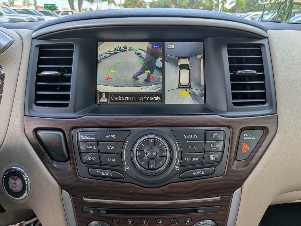 Nissan Pathfinder Vehicle Full-screen Gallery Image 25