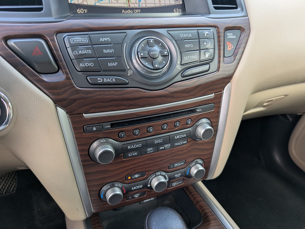 Nissan Pathfinder Vehicle Full-screen Gallery Image 26