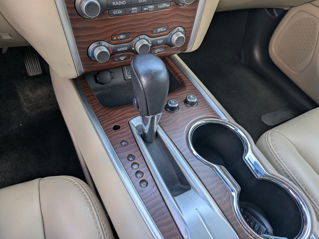 Nissan Pathfinder Vehicle Full-screen Gallery Image 27