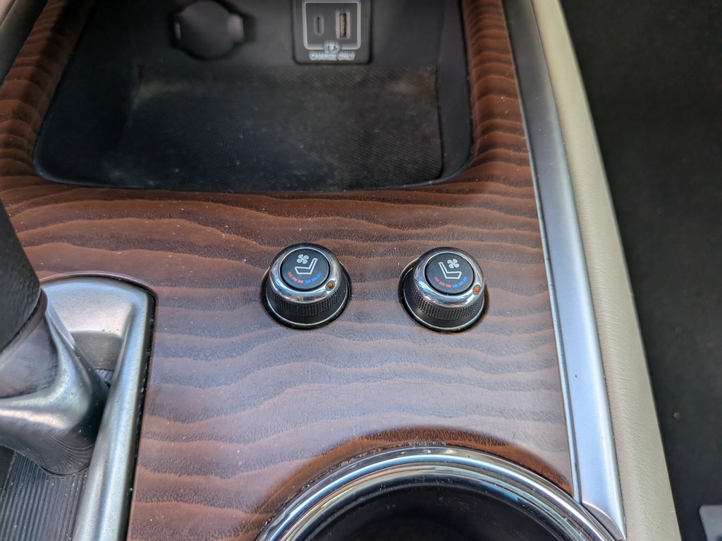 Nissan Pathfinder Vehicle Full-screen Gallery Image 28