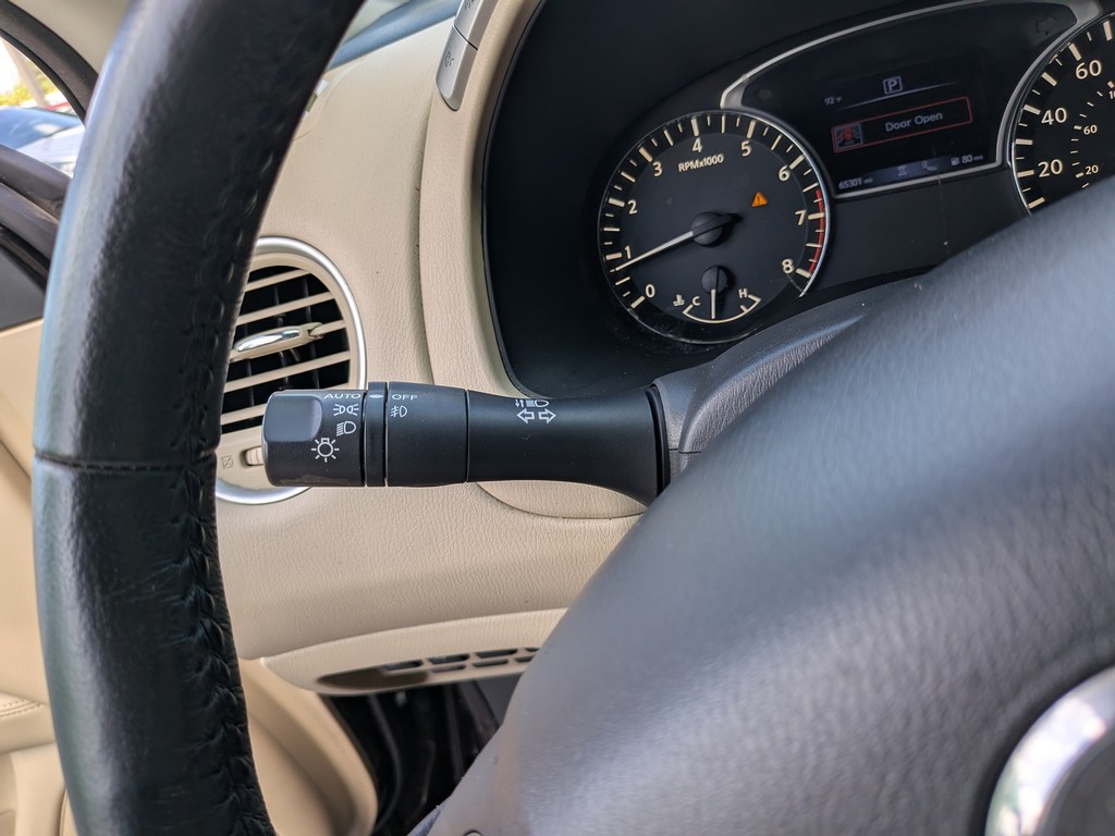 Nissan Pathfinder Vehicle Full-screen Gallery Image 34