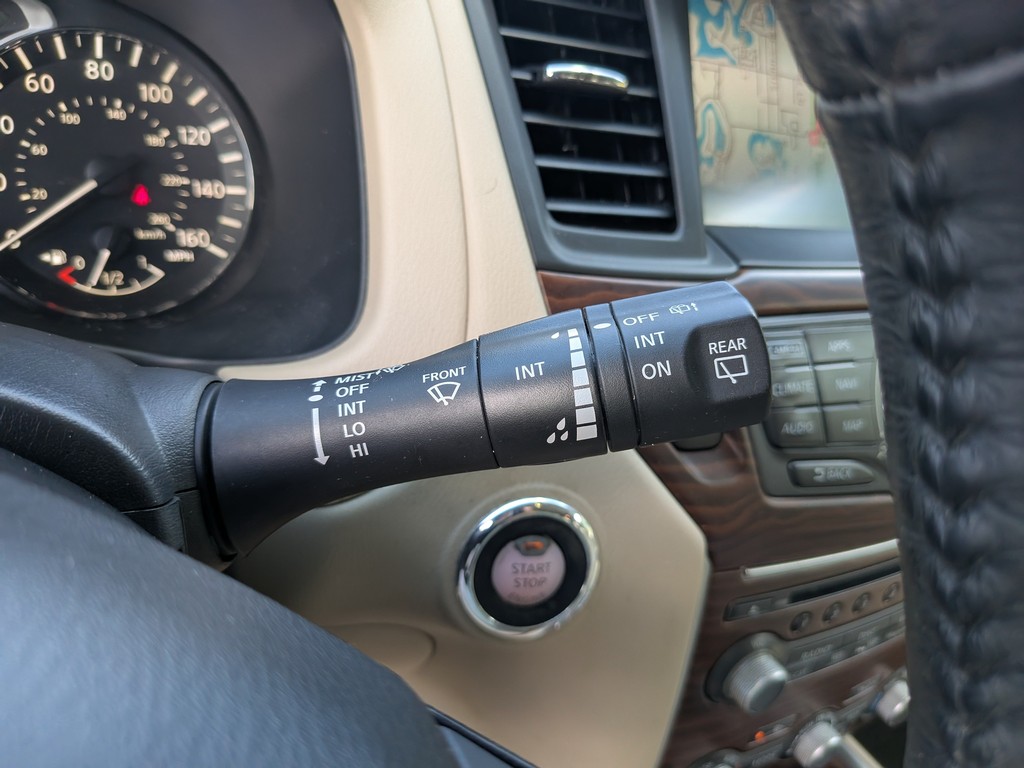 Nissan Pathfinder Vehicle Full-screen Gallery Image 35