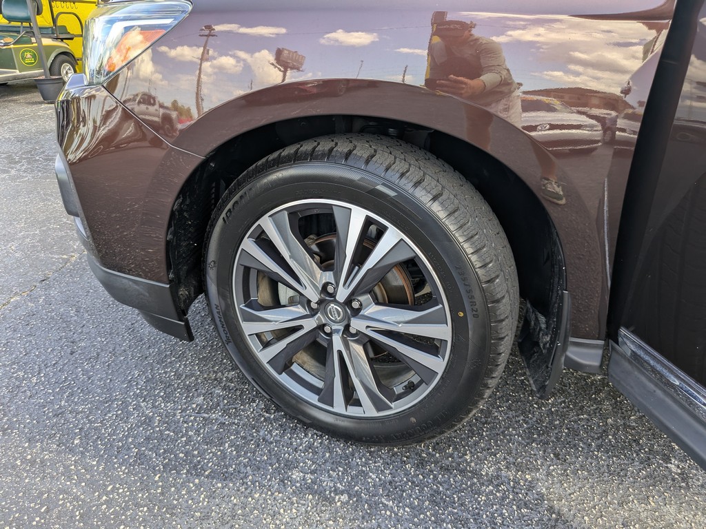Nissan Pathfinder Vehicle Full-screen Gallery Image 37