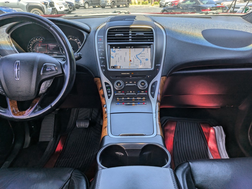 Lincoln MKX Vehicle Full-screen Gallery Image 15